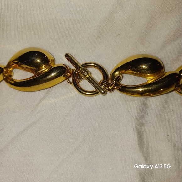 VGUC Large link Gold Tone Toggle Closure Necklace Unbranded with 8 inch drop. - Picture 2 of 2